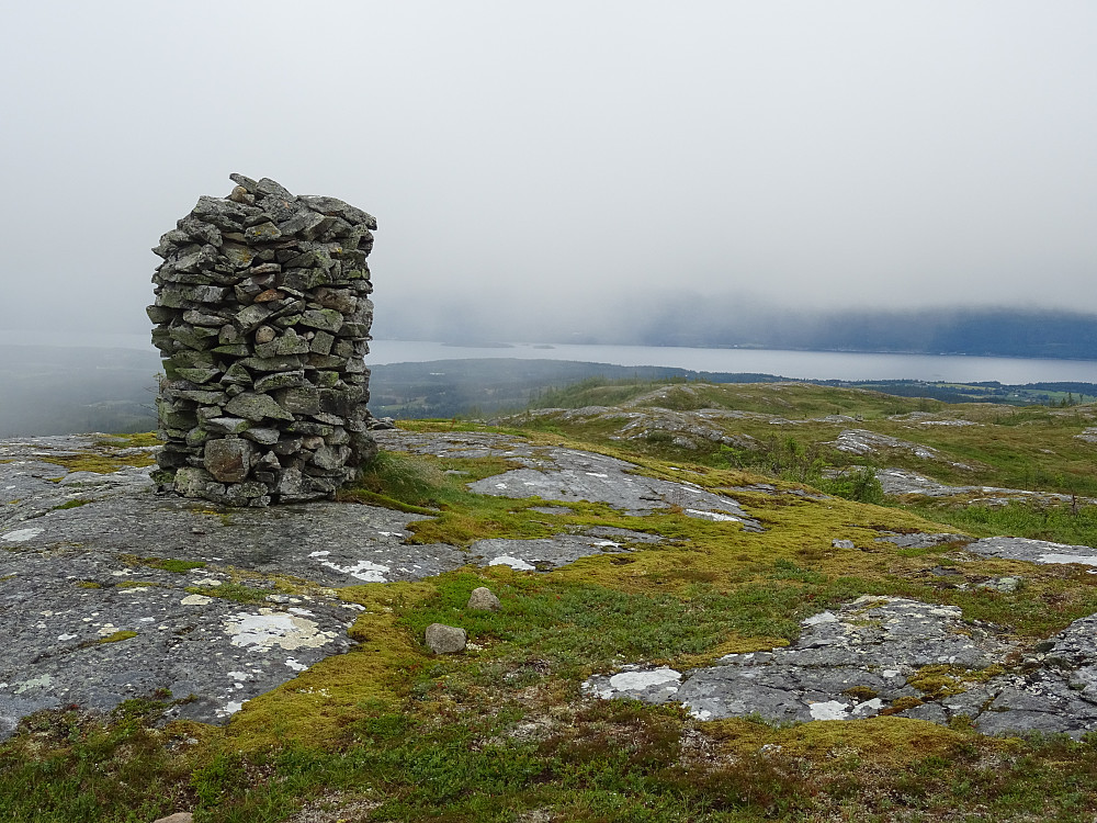 Stor varde på Stormuren. Snåsavatnet bak
