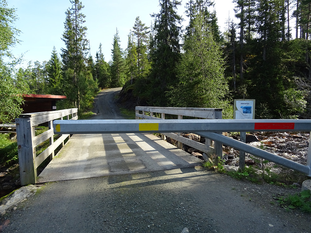 Etter 5,4 km. på Rangåvegen er denne bommen plassert ved bua over Rangåa.