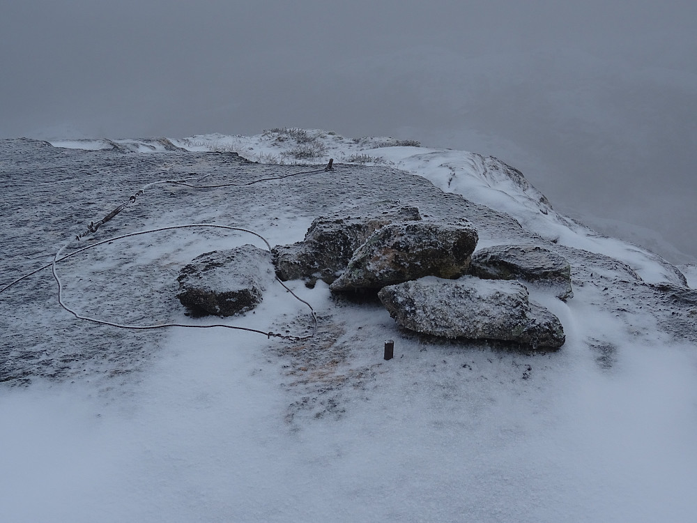 Trigpunkt og noen steiner på toppen av Taklifjellet