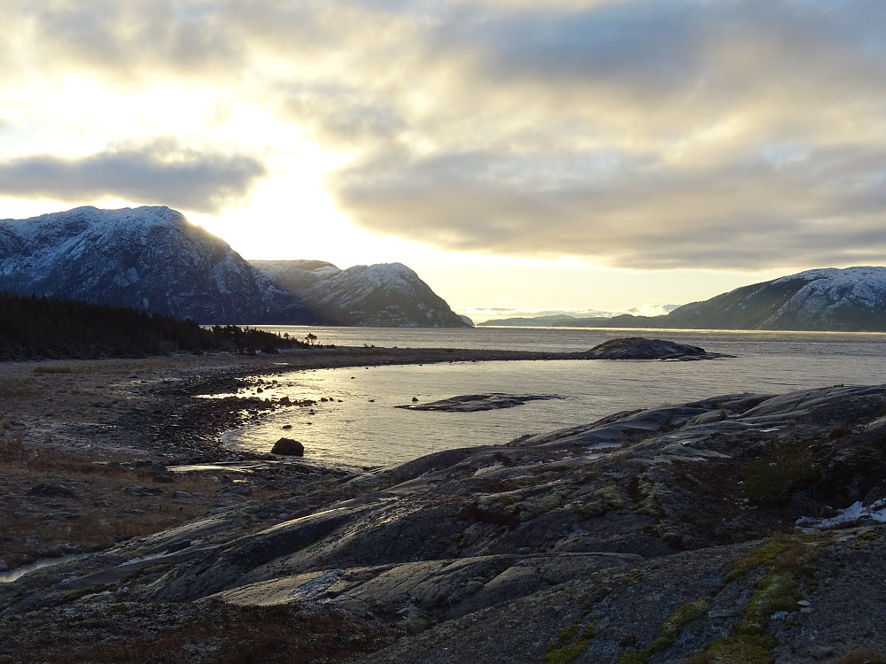 Karvstrandhauet midt ute i sjøen. Galtfjellet på Salsnes bak.