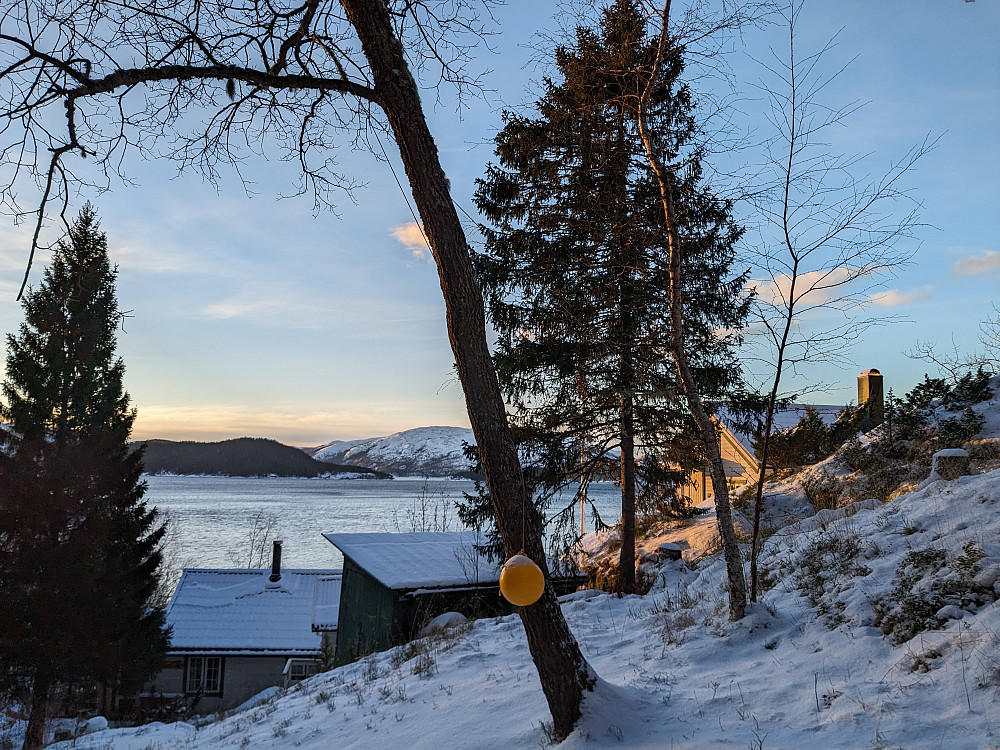 Fra dalen ned til hyttene ved sjøen