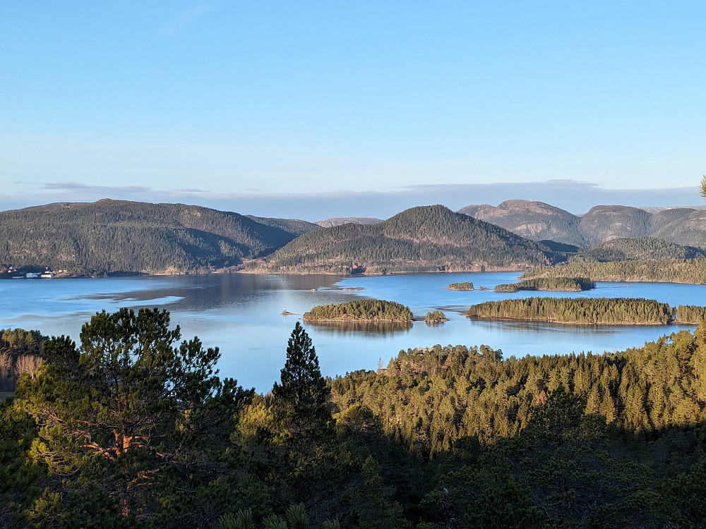Utsikt fra Storfjellet mot Fyrlykt utenfor Leverøya, Seterøya og Rugøya. Bak Auka og Storøya