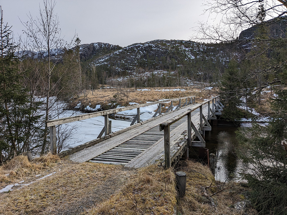 Brua over Trongfjordvasselva mot Oterbekken