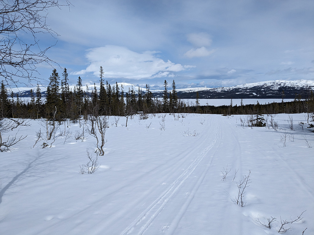 Innsjøen Feren bak