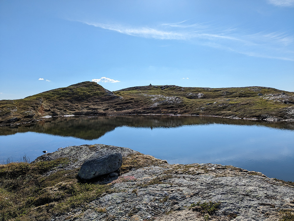 Toppen av Storsvarthalleren til venstre, varden til høyre (23 meter fra toppen)