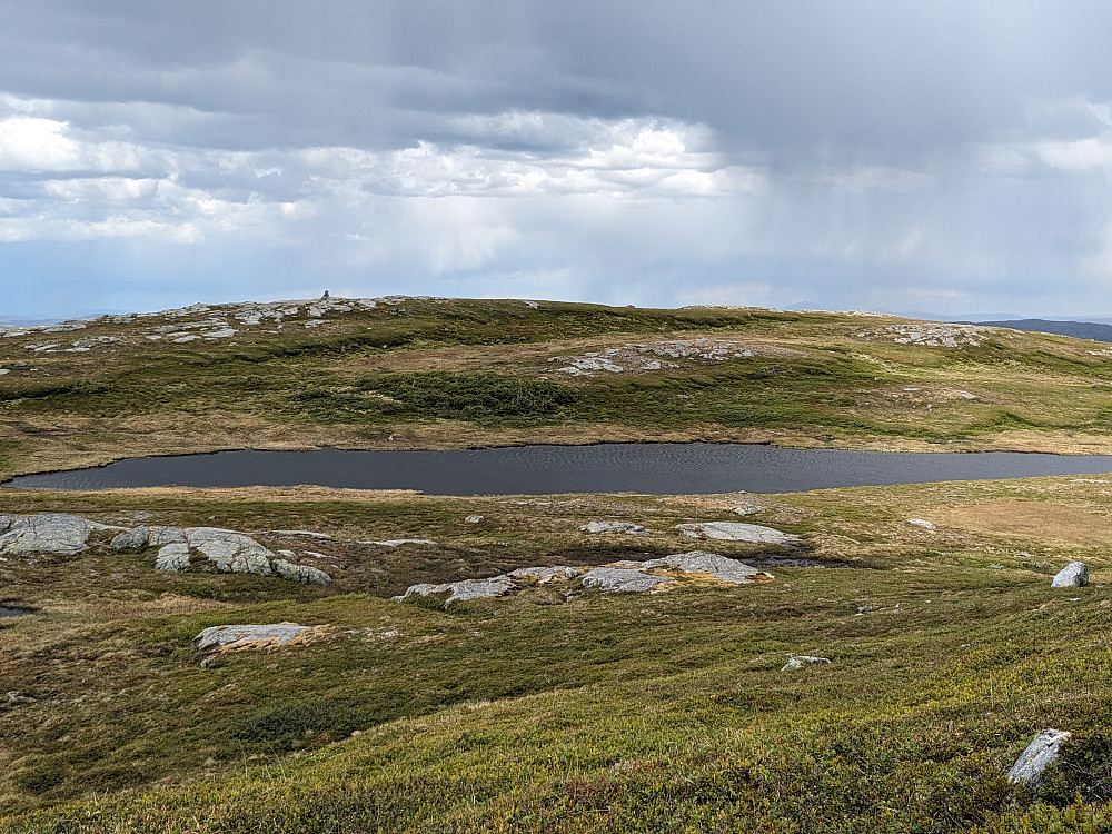 Tjønna mellom de to jevnhøye Hansarfjelltoppene (538 moh)
