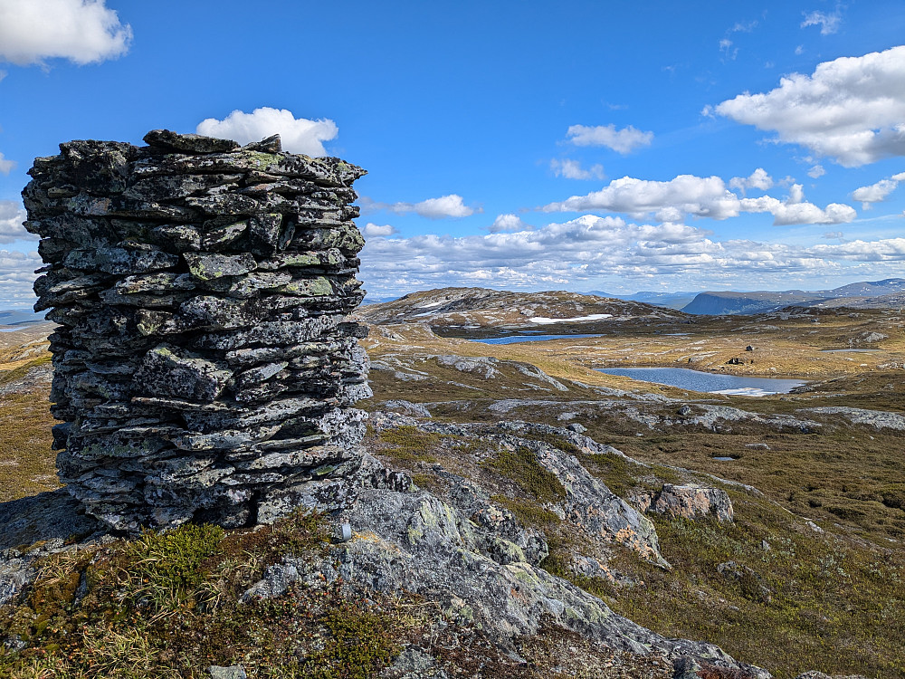 Storvarde ved trigpunktet på Raudfjellet. Høyeste punkt en kilometer unna