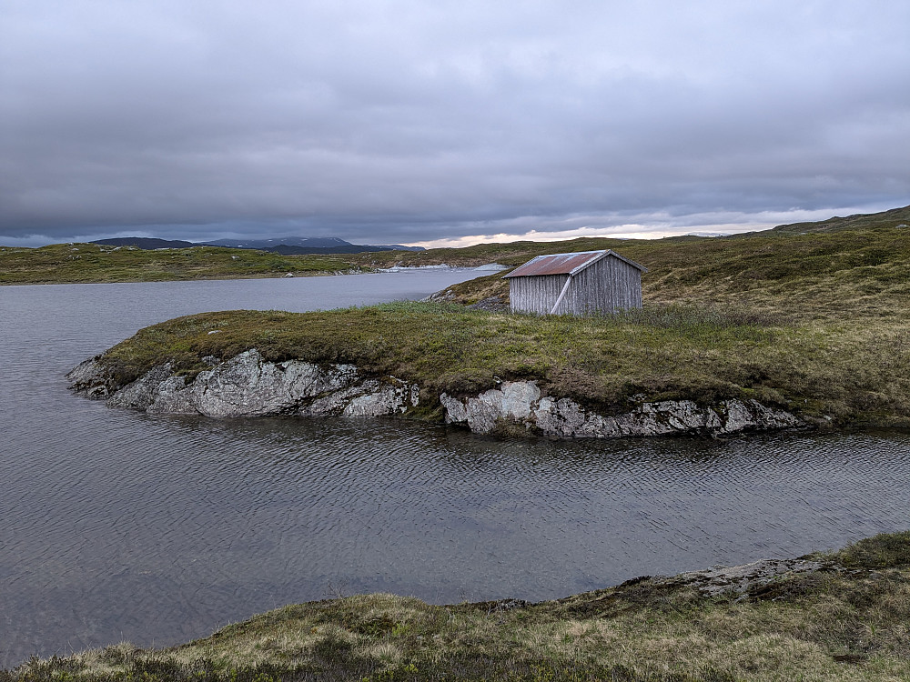 Naust med båt ved Blyvatnet