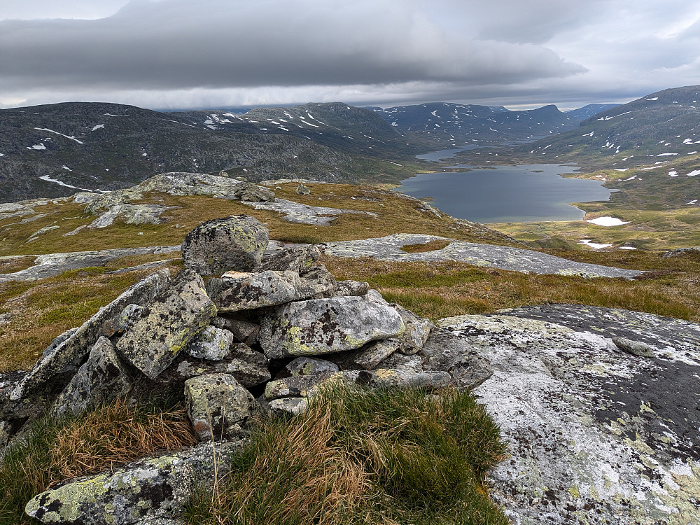 Toppvarden på Rundfjellet. Bleikarfjellet og Jengelskardtjønna bak