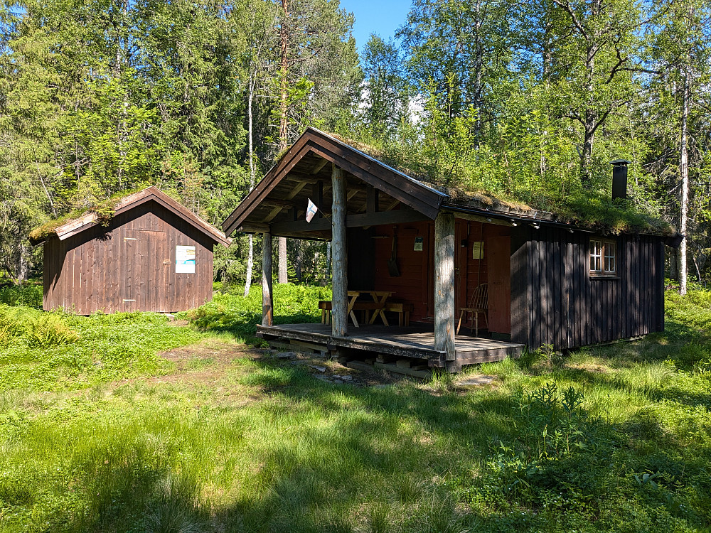 Skogstua nede ved Namskroken er ei åpen hytte. Giro for betaling kr 120. Bare 4 km fra parkering