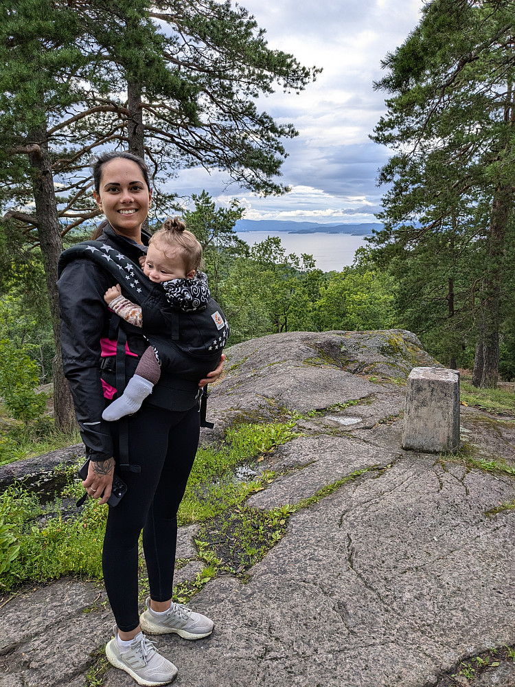 Sara og minstejenta på snart 10 mnd.