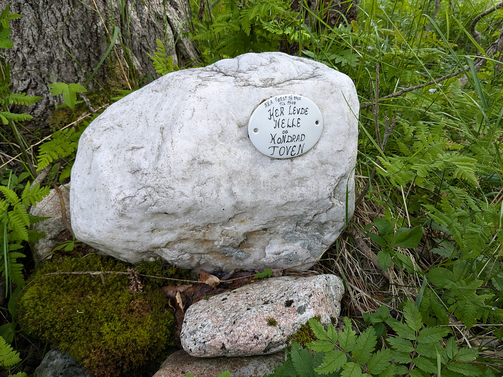 Minnestein ved Nellehytta i Åmøydalen