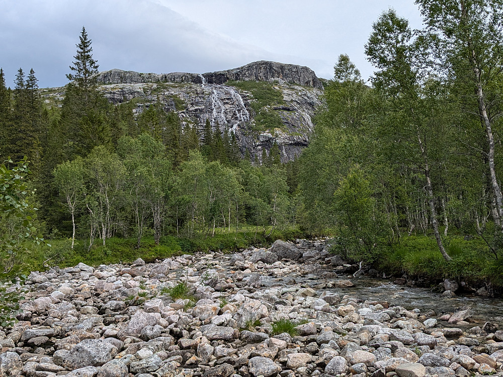 Fossen som stuper ned i Åmøydalen