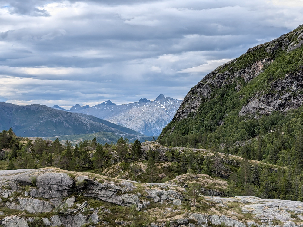 Utsikt mot de syv søstre på returen ned fra Åmøydalen 