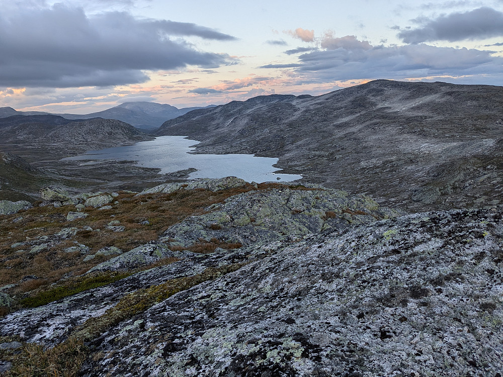 Utsikt ned mot Nåebrienjaevrie og Basecamp