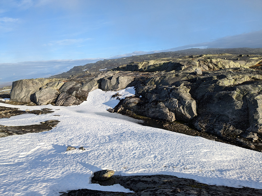 Hardpakket snø mot Frøyningsfjellet