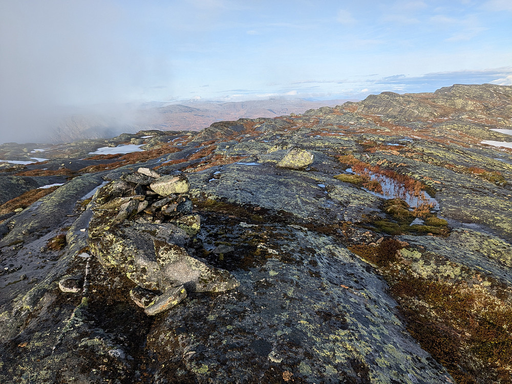 Varden på Frøyningsfjellet. Høyeste punkt 60 meter bak