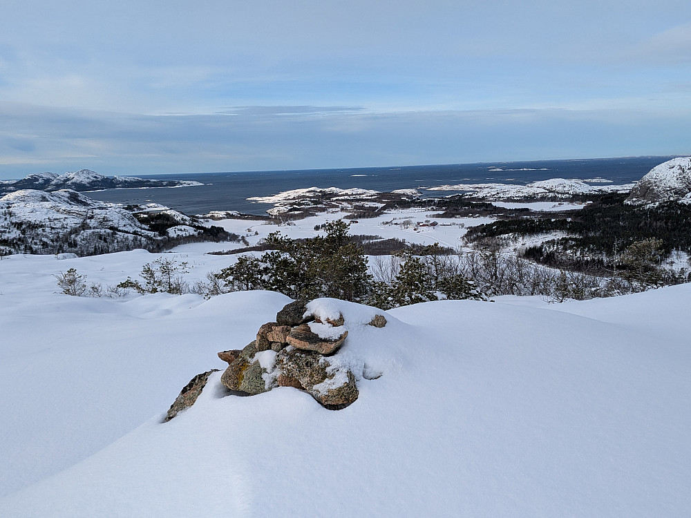 Varde på toppen med flott utsikt mot havet