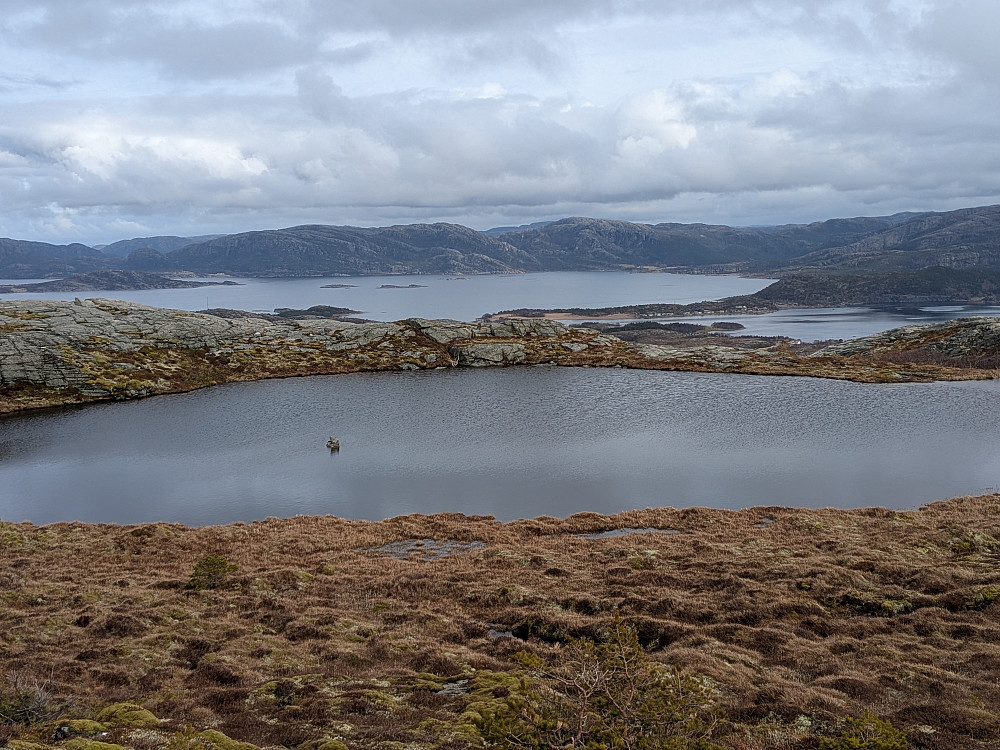 Vann 215 med sjøen bak