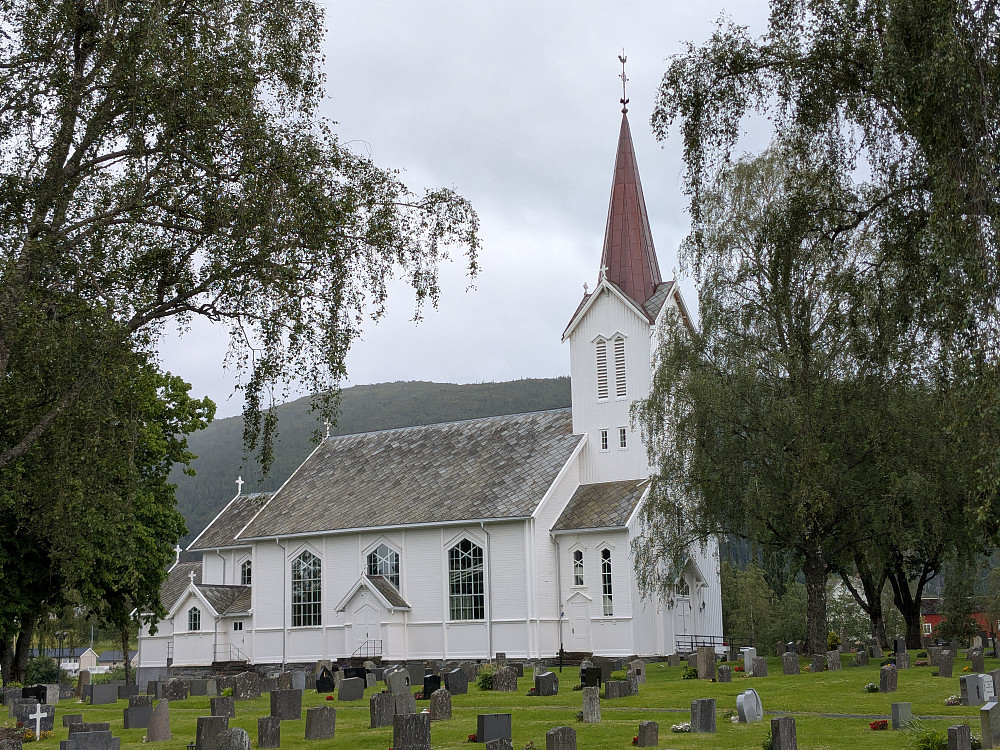 Parkerte ved Åsen Kirke