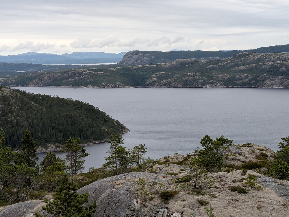 Utsikt mot Kjerringneset, Salvatnet, Oterbekken og Lundaunet og Aunklumpen