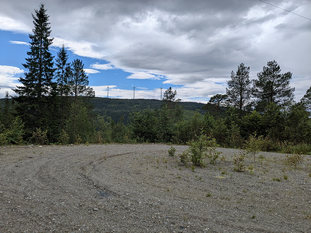 Rolsetsveien endepunkt. Vindmøller på Stokkfjellet bak