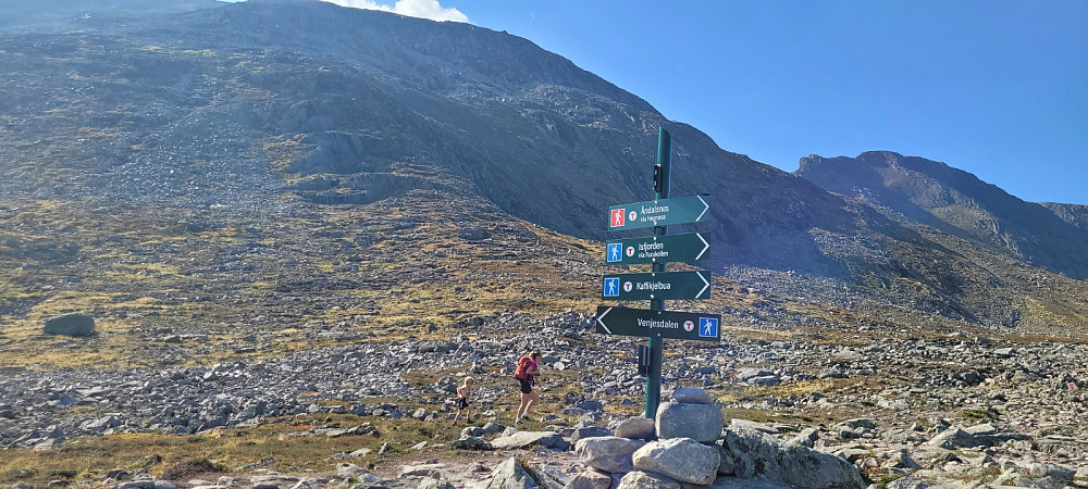 Endelig kommet til krysset der vi må begynne å gå rett oppover ura igjen. Aron sliter litt med motivasjonen