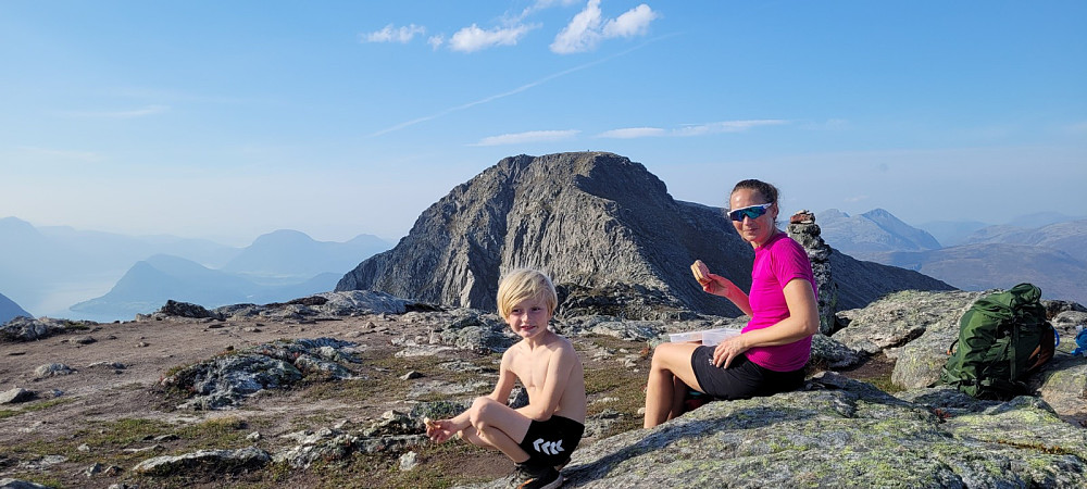 Endelig oppe på Steinfjellet og ferdig med den tunge delen av turen. Fra nå av blir det klyving og mest nedoverbakke