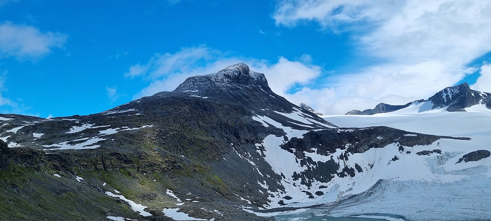 Store Smørstabbtinden med snø på toppen
