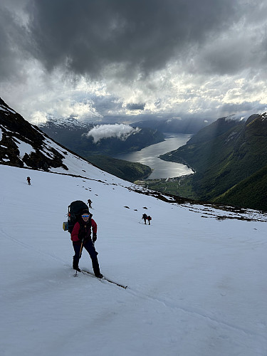 På ski igjen. Loen i bakgrunn
